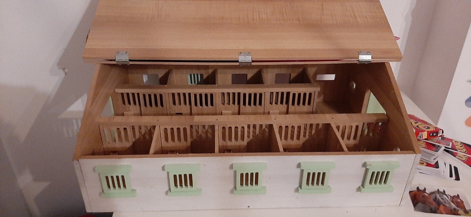 Paardenstal met 9 boxen
Van hout, Ophalen