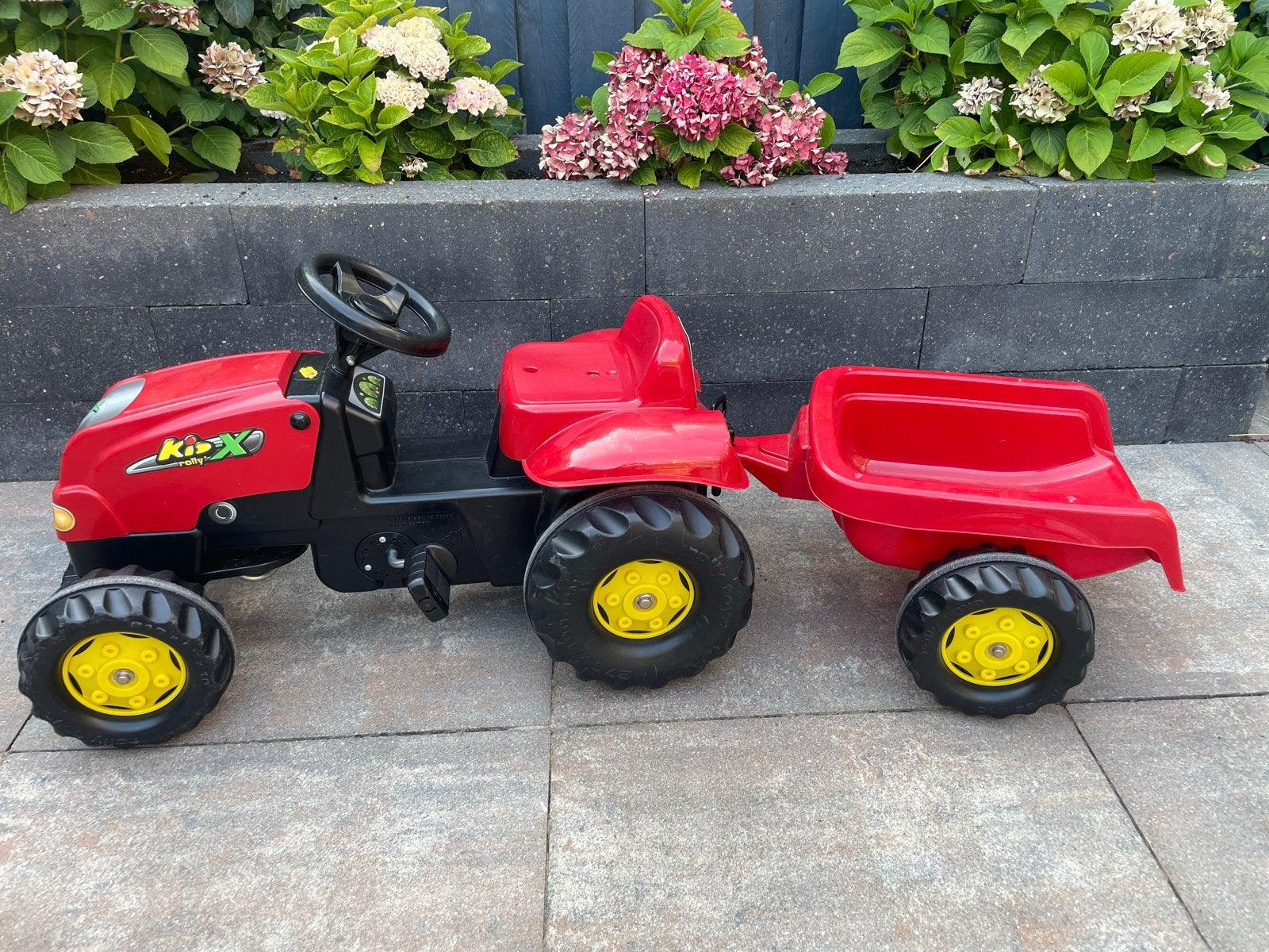 Rode Kidix traptractor met aanhanger, Kinderen en Baby's, Speelgoed | Buiten | Voertuigen en Loopfietsen, Ophalen, Gebruikt, Trapvoertuig