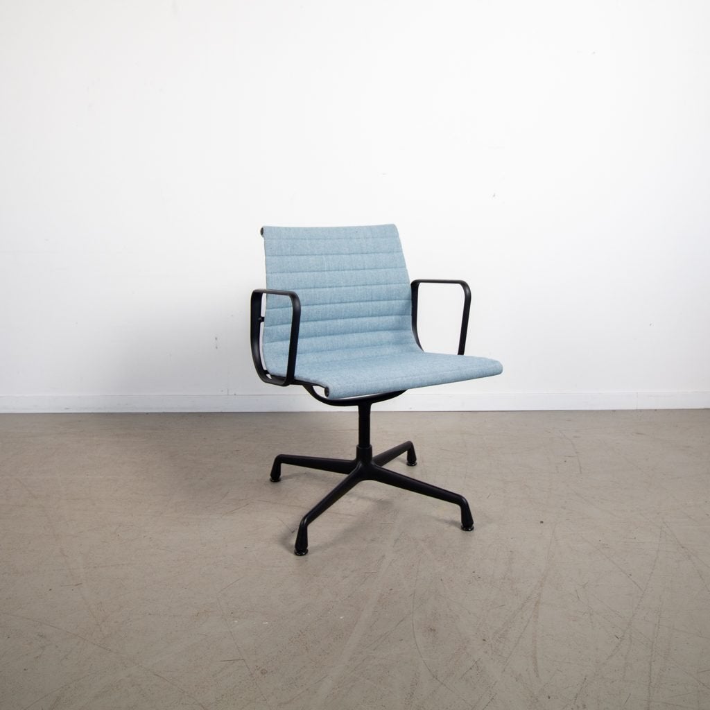 Vitra Eames EA 108 Stoel Lichtblauw Hopsak - Zwart, Niet ingevuld, Nieuw, Niet ingevuld, Niet ingevuld