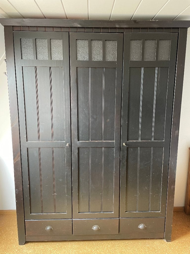 zware massief houten zwarte kleding kast met 3 deuren, Huis en Inrichting, Kasten | Kledingkasten, Gebruikt, 200 cm of meer, Grenenhout