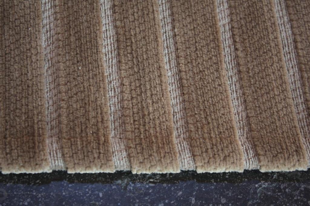 Mooi luxe vloerkleed Jaquard taupe stof streepdessin 140x200