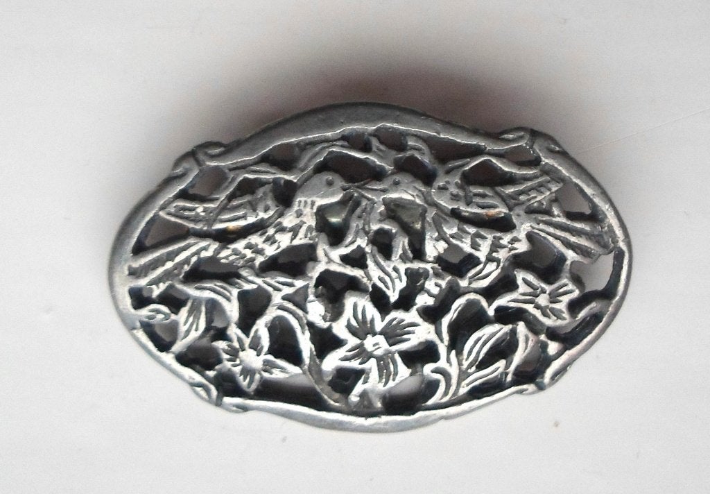 Oude witmetalen Broche, opengewerkt met vogeltjes en bloemen, Ophalen of Verzenden, Zo goed als nieuw, Zilver, Overige materialen