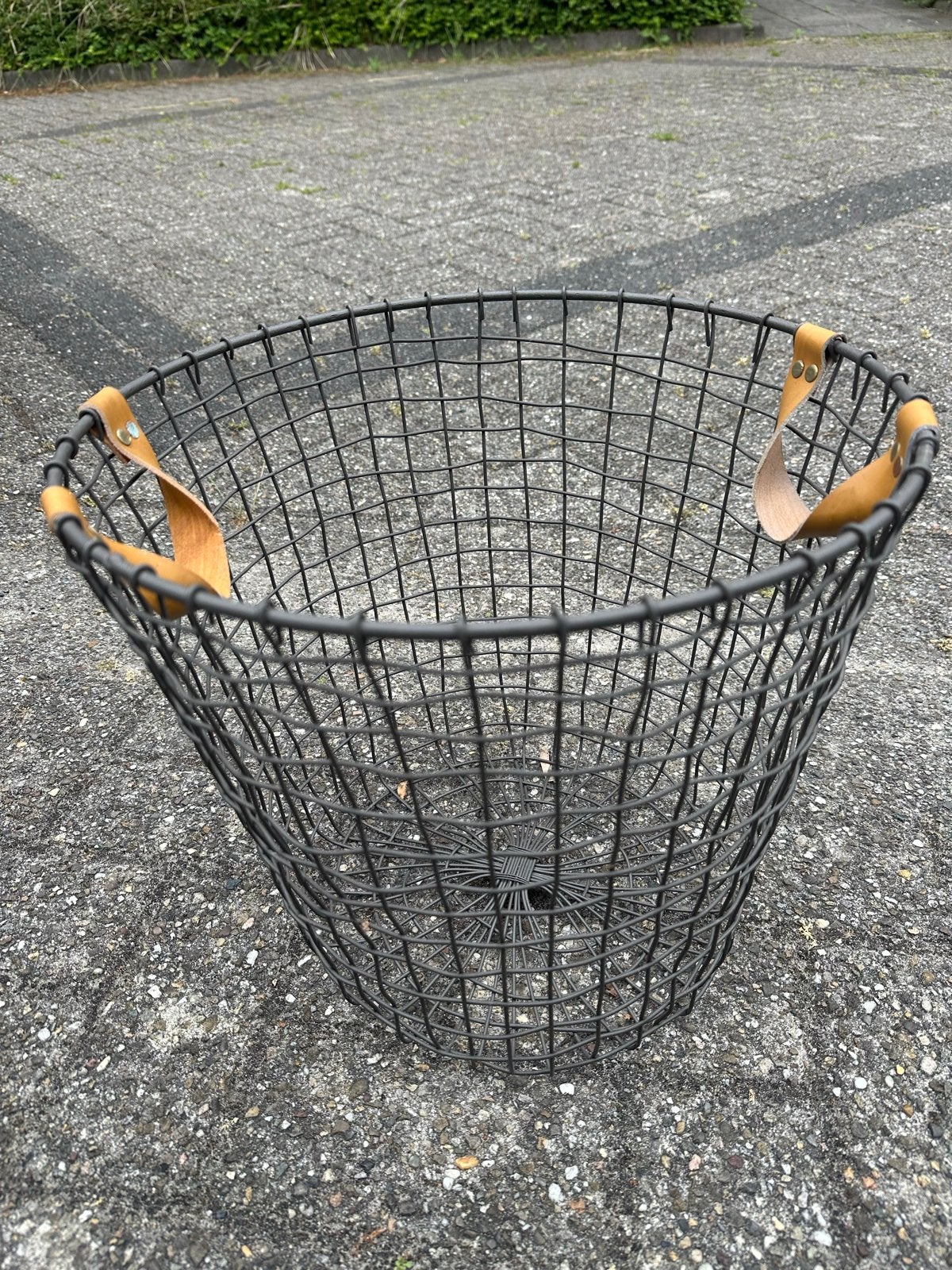 Zwarte metalen mand met leren handvatten, Huis en Inrichting, Woonaccessoires | Schalen en Manden, Ophalen, Overige materialen