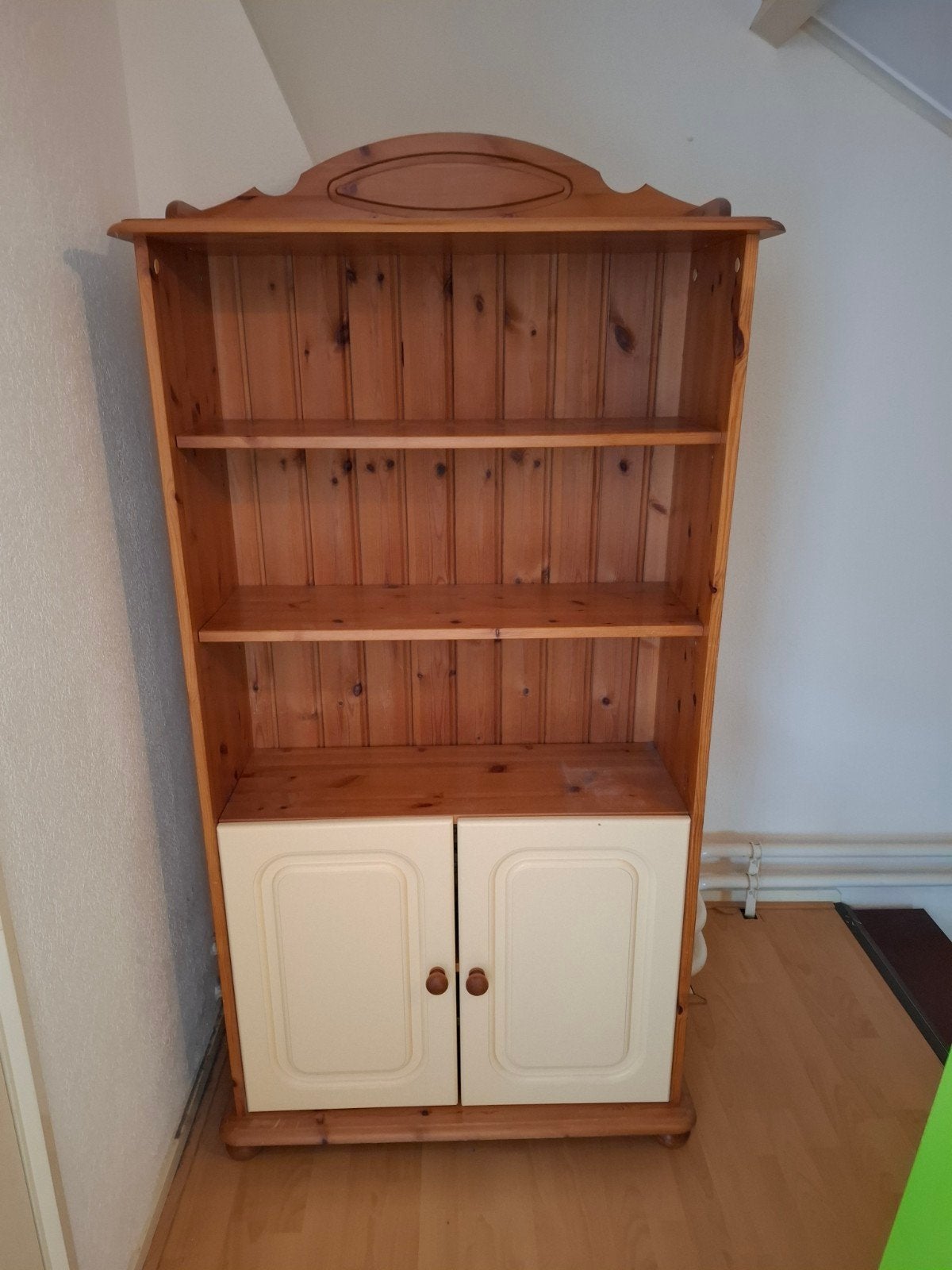 Boekenkast grenen met bergruimte, 25 tot 50 cm, Gebruikt, Met deur(en), 50 tot 100 cm