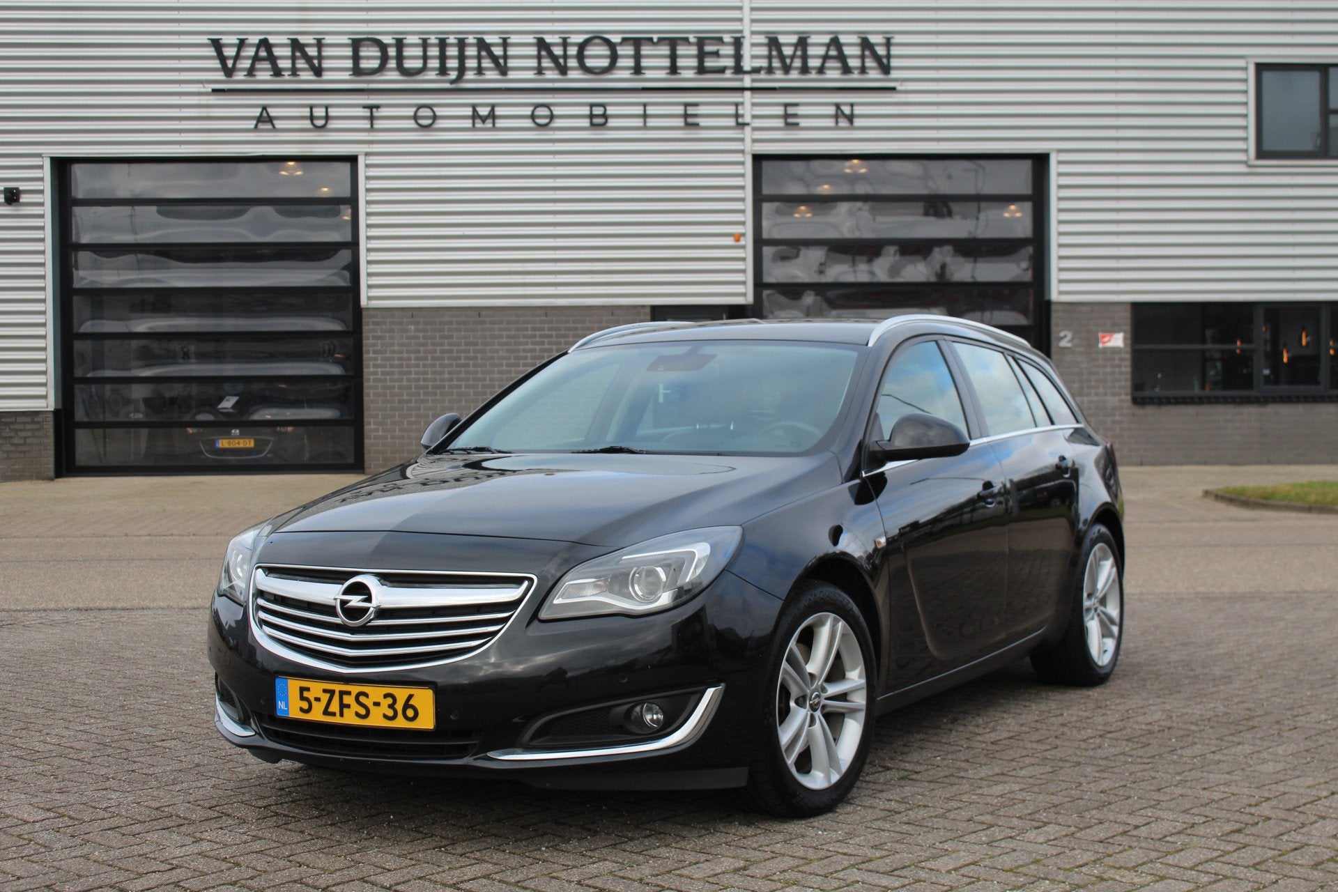Opel Insignia Sports Tourer 1.6 T Business+ / Leer / Navigat, Auto's, Voorwielaandrijving, Euro 5, Gebruikt, 4 cilinders