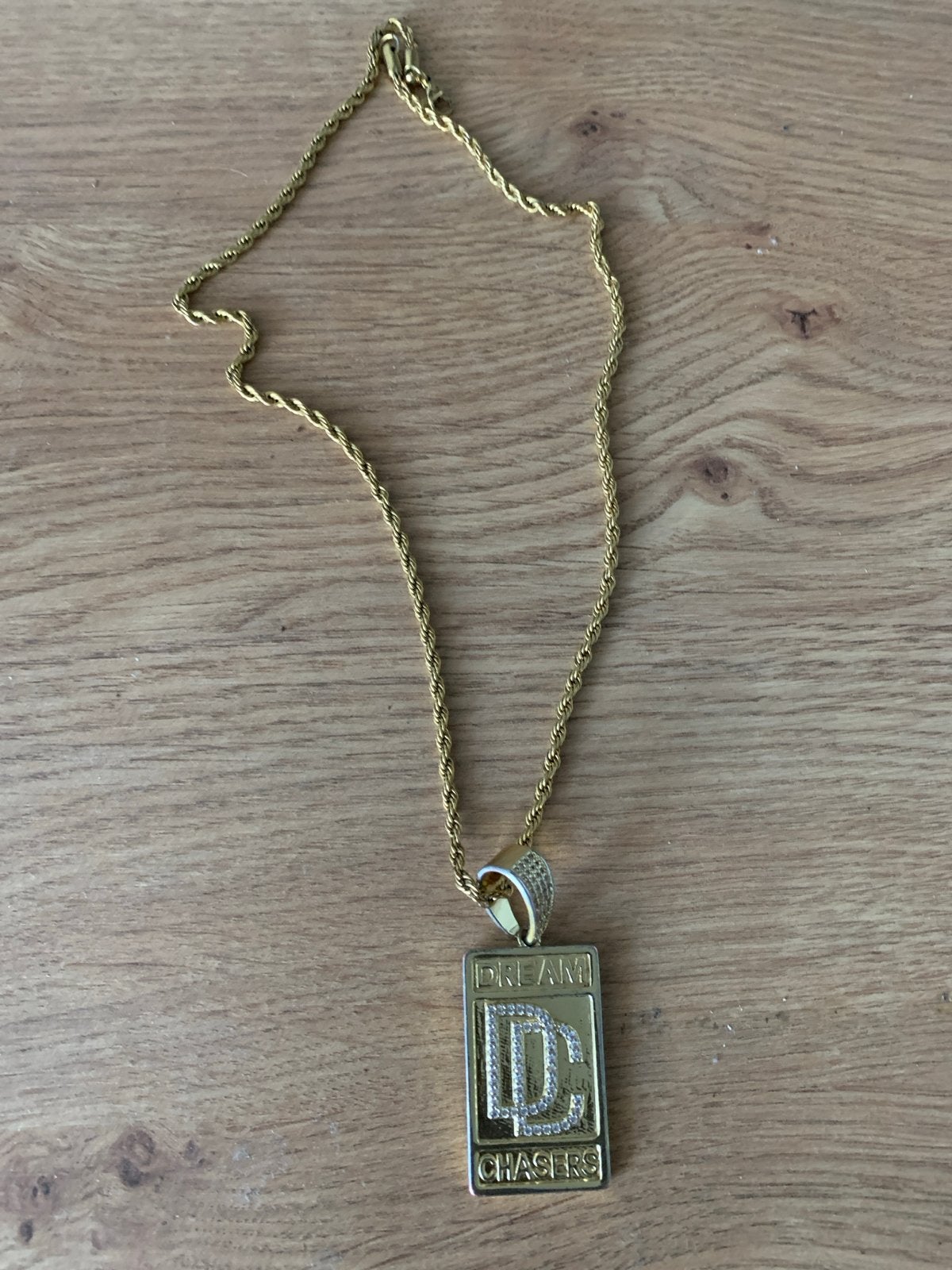 Gouden ketting met 'Dream Chasers' hanger, Gebruikt, Ophalen of Verzenden, Goud, Overige materialen