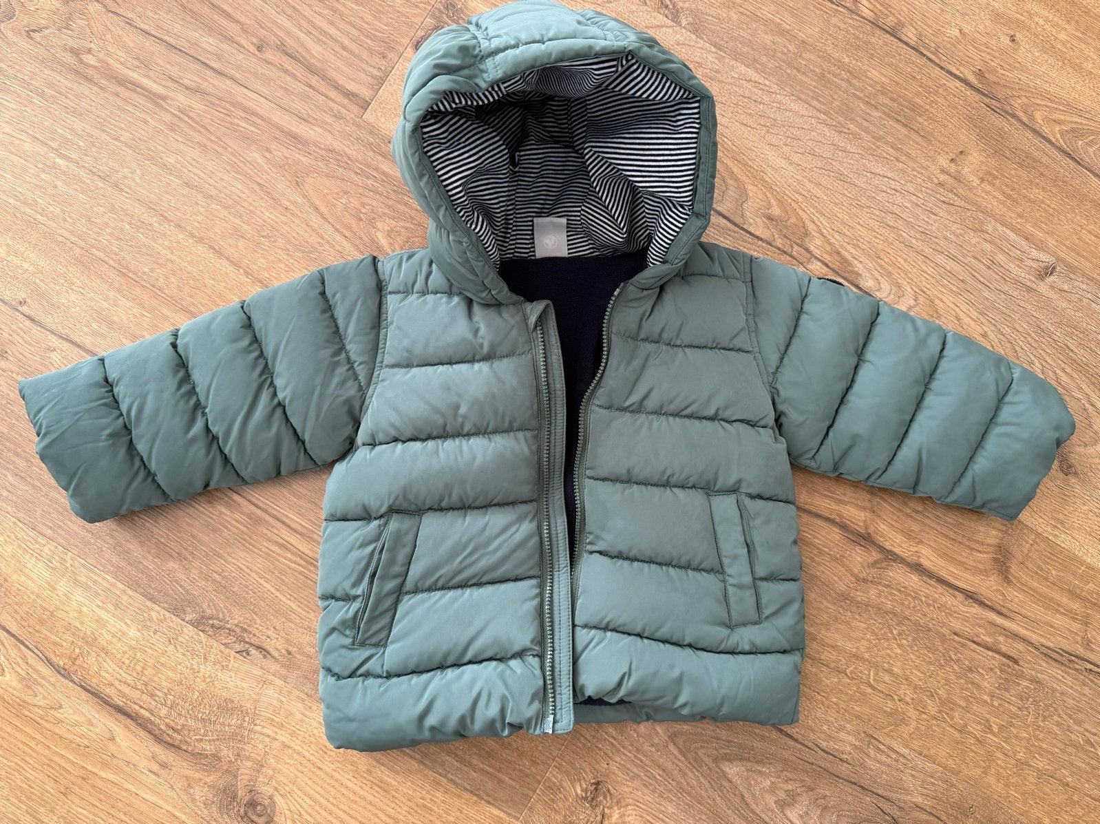 Petit Bateau gewatteerde jas - Zo goed als nieuw, Kinderen en Baby's, Babykleding | Maat 80, Ophalen of Verzenden, Zo goed als nieuw