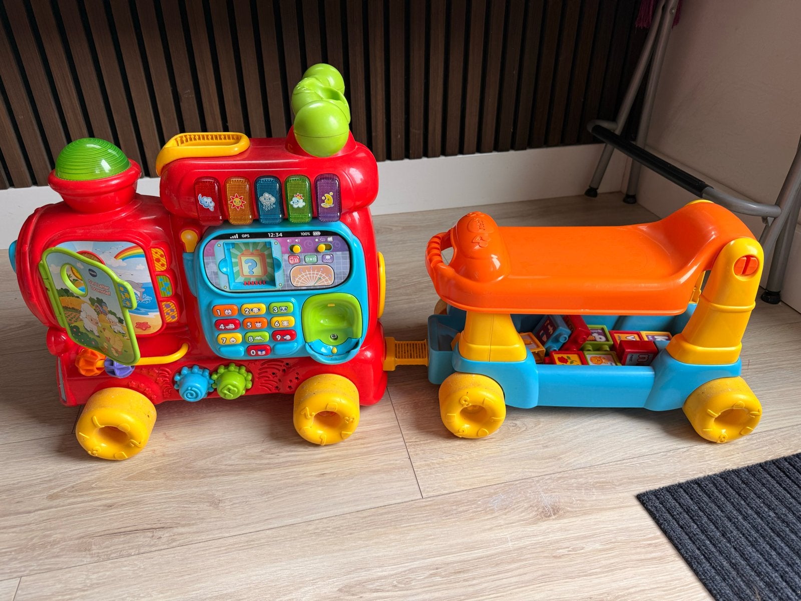 Vtech trein met aanhanger (muziek werkt niet), Kinderen en Baby's, Ophalen of Verzenden, Gebruikt, 6 maanden tot 2 jaar