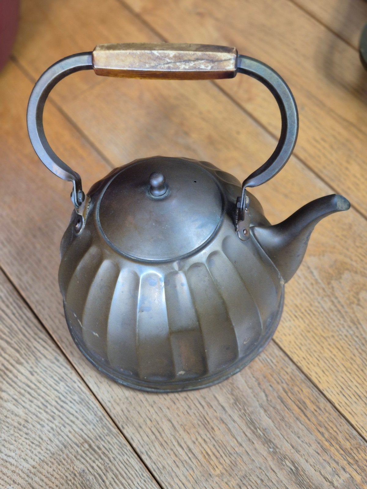 Antieke koperen theeketel met houten handvat, Antiek en Kunst, Ophalen of Verzenden
