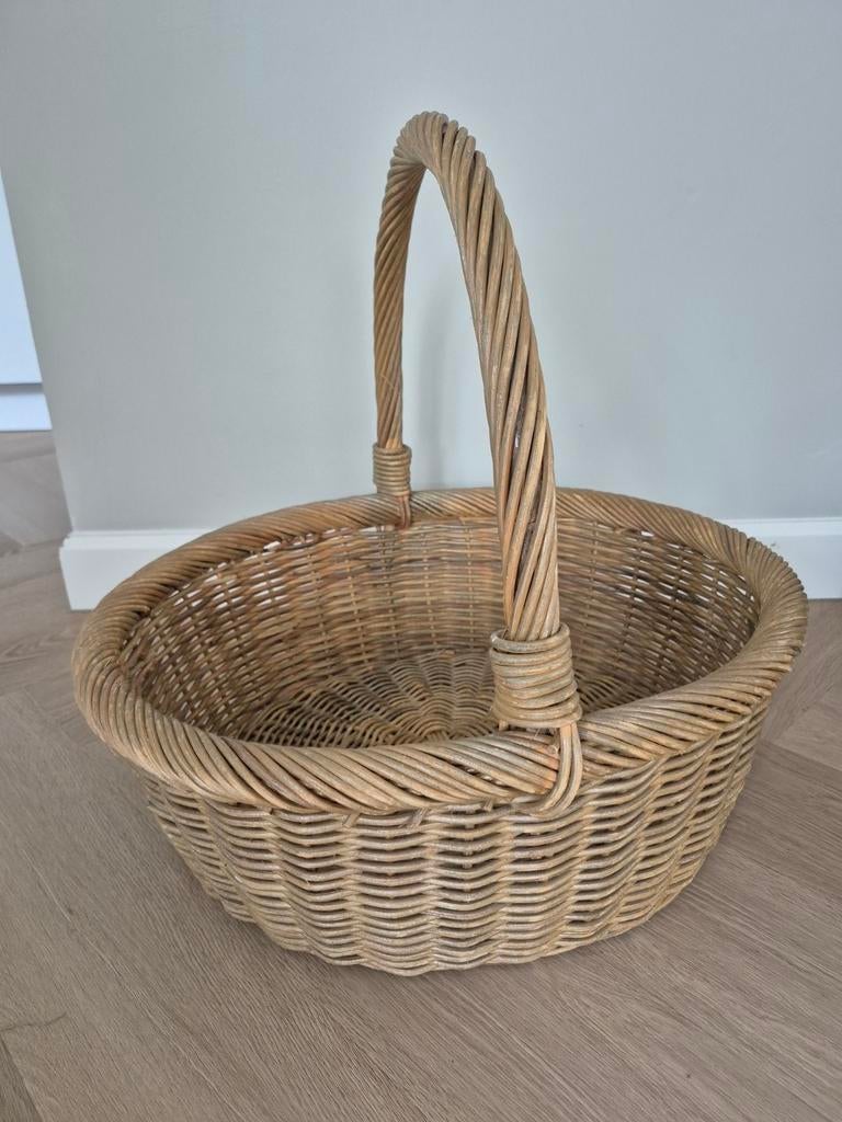 Mooie grote rieten mand met hengsel, Huis en Inrichting, Woonaccessoires | Schalen en Manden, Ophalen, Mand, Rond, Zo goed als nieuw
