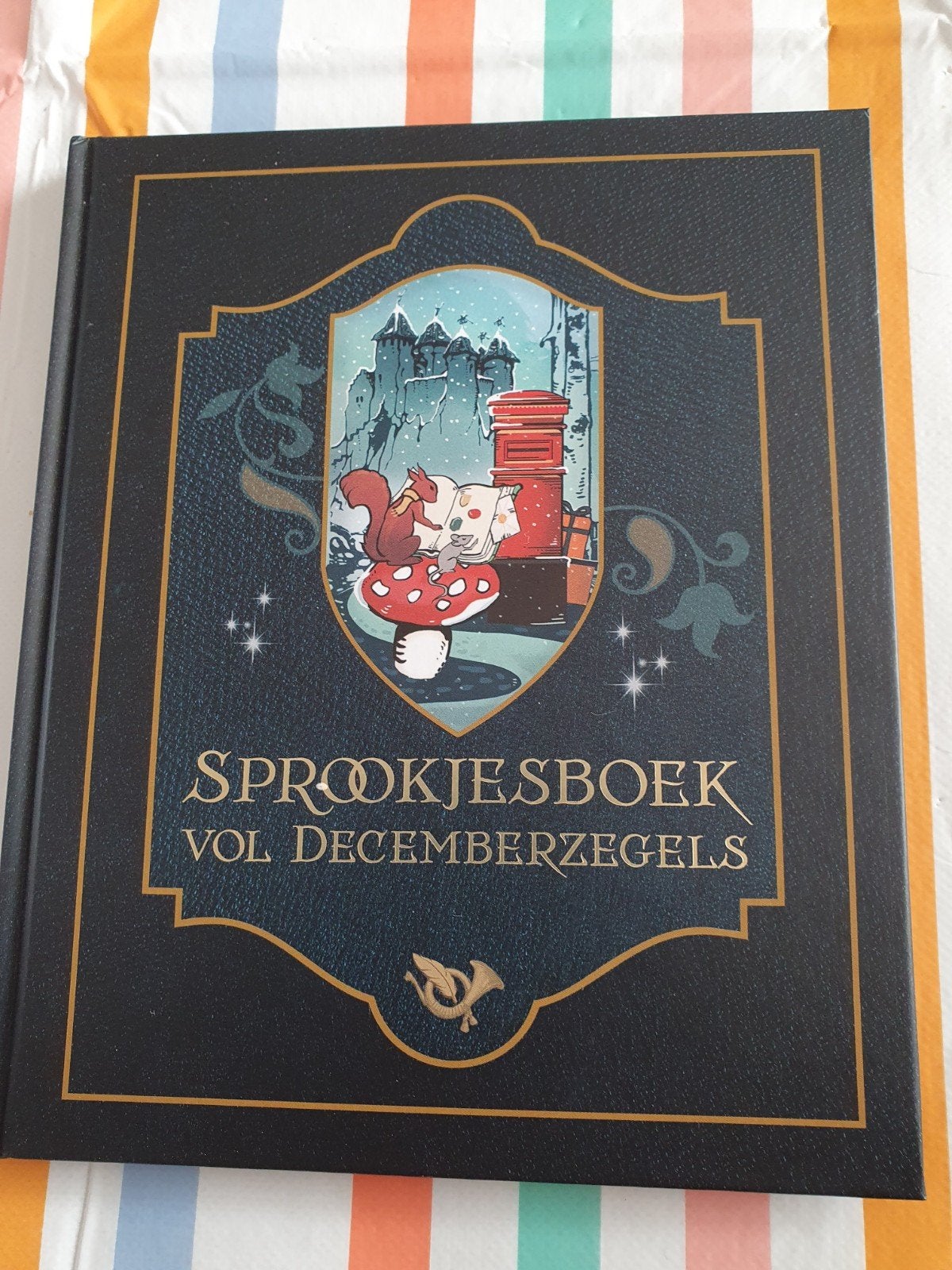 Sprookjesboek vol decemberzegels, Ophalen of Verzenden, Zo goed als nieuw