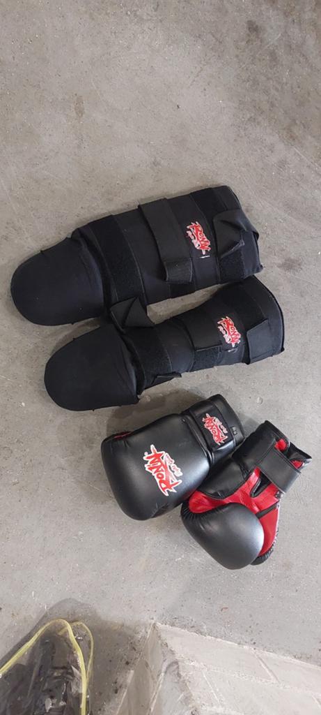 Kickboks handschoenen met scheenbeschermers, Sport en Fitness, Ophalen of Verzenden, Bokshandschoenen