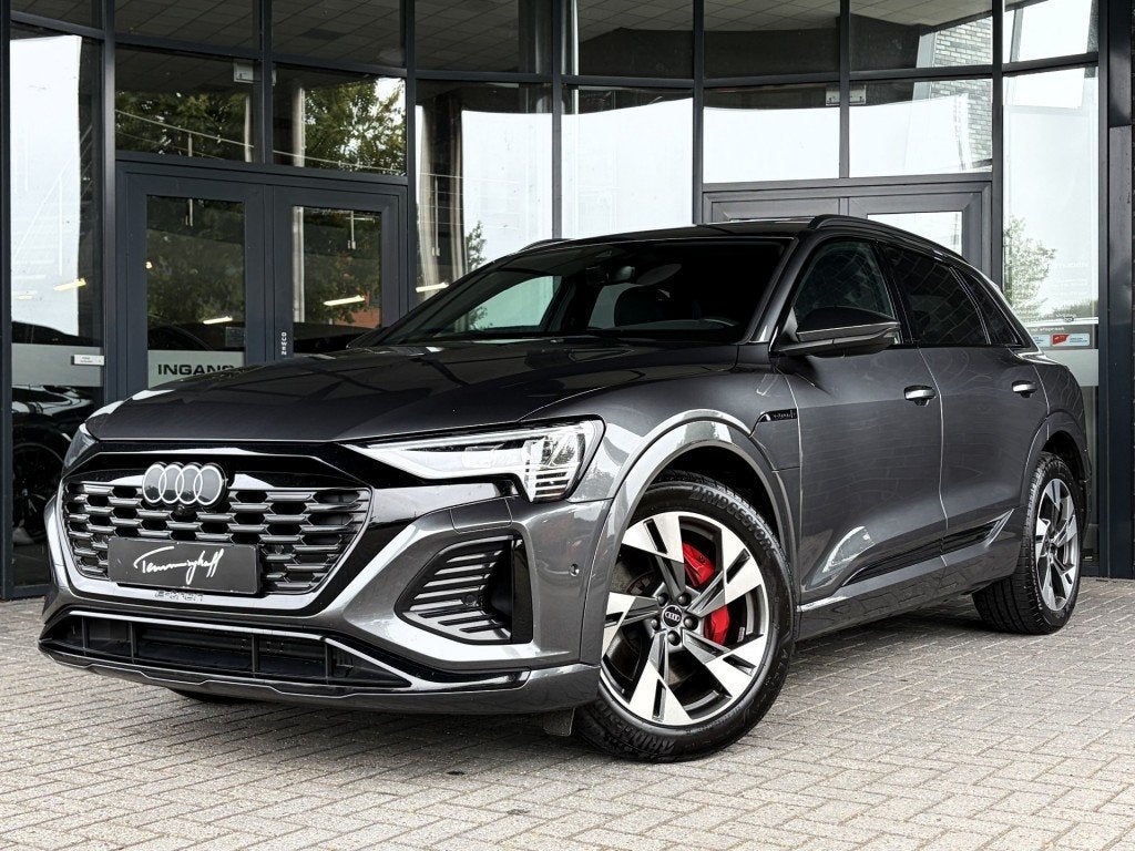 Audi Q8 E-TRON 50 QUATTRO S 95 KWH - S-LINE - PANO - TREKH., Auto's, Automaat, 131 €/maand, Overige modellen, 95 kWh