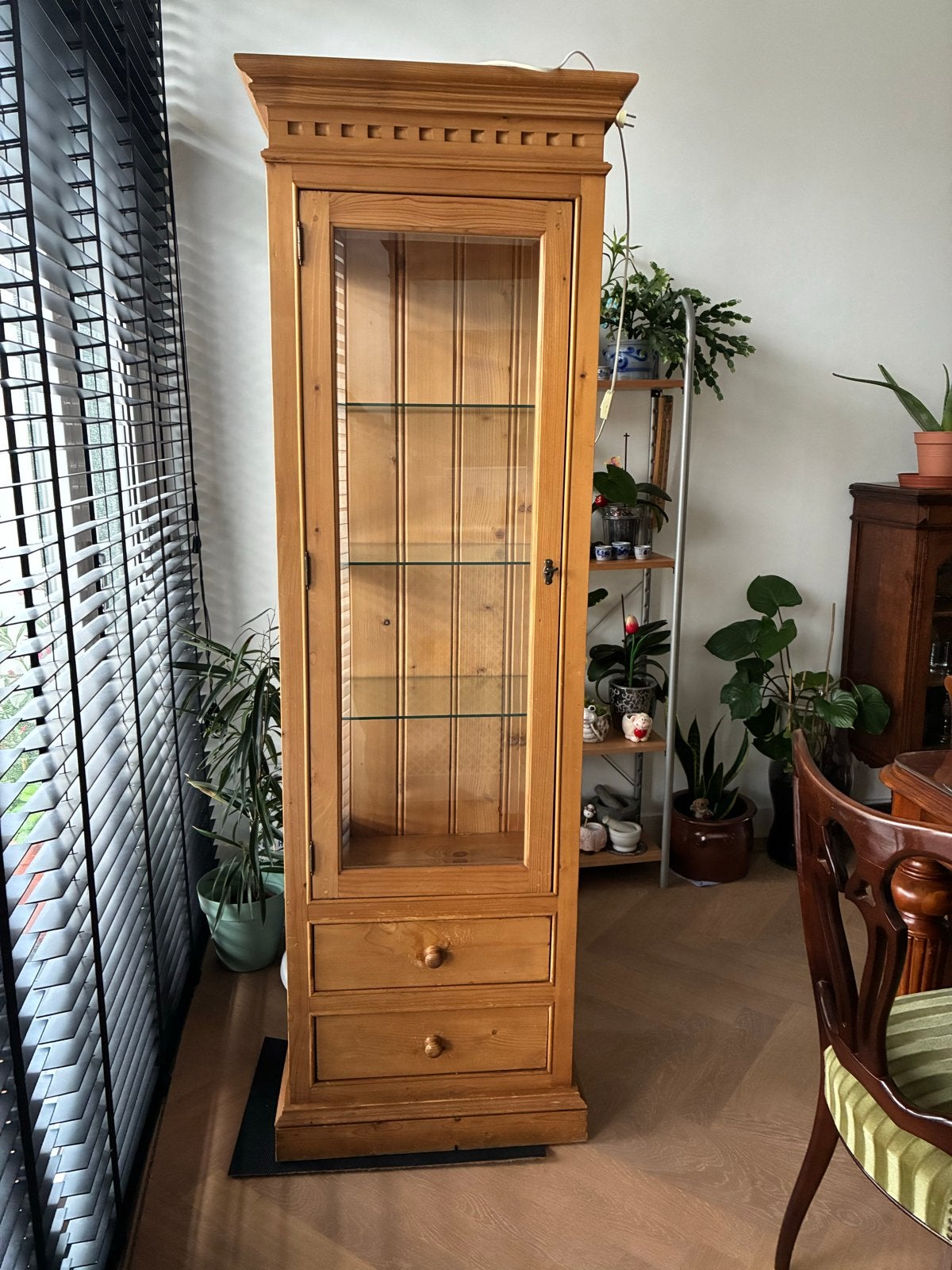 Houten Vitrinekast met Verlichting en Lades, Gebruikt, Met lade(s), 150 tot 200 cm, 25 tot 50 cm