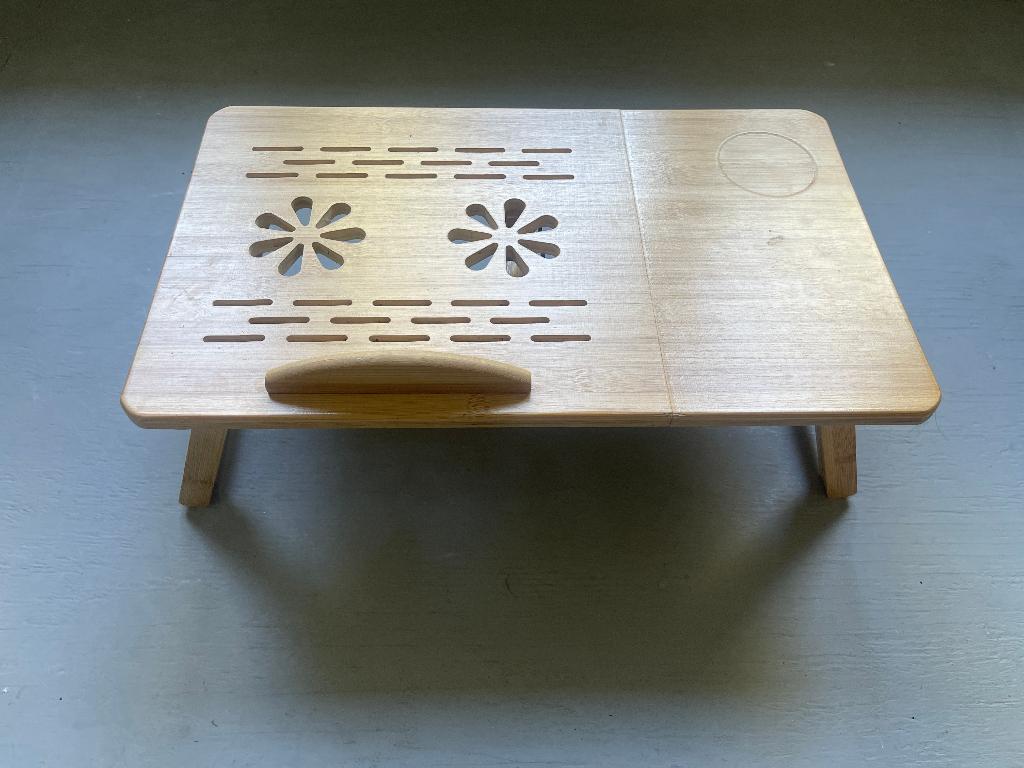 Verstelbare bamboe laptoptafel. Bedtafel met bekerhouder, Computers en Software, Laptoptafels, Ophalen, Zo goed als nieuw