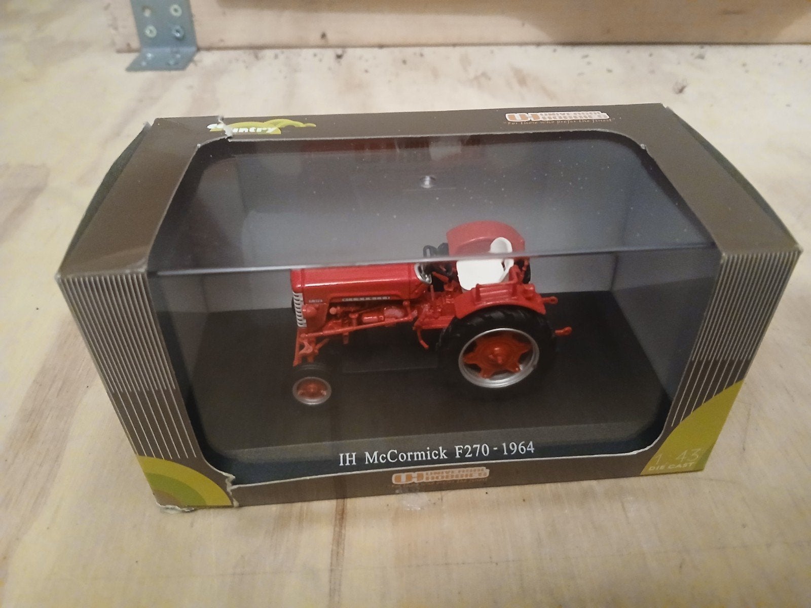 Universal Hobbies IH IHC McCormick F270 schaal 1:43, Ophalen of Verzenden, Zo goed als nieuw, Tractor of Landbouw, Universal Hobbies