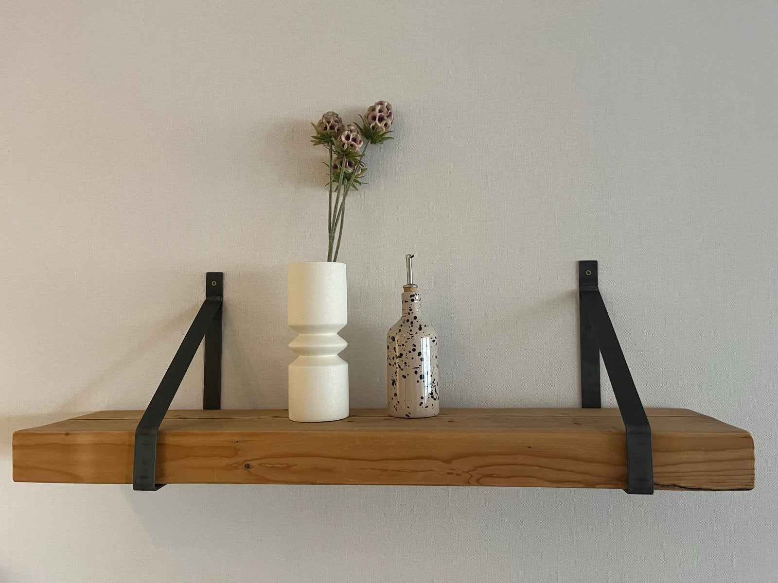 Houten wandplank met metalen dragers, Ophalen, Zo goed als nieuw
