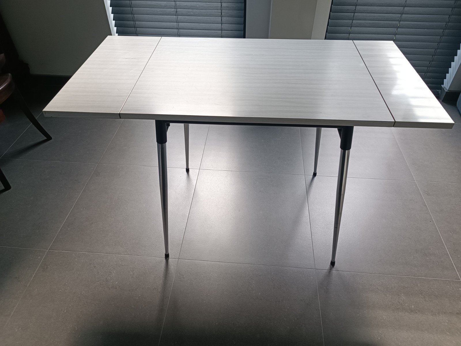 Wit uitschuifbaar tafeltje met lade, Huis en Inrichting, Ophalen, Gebruikt, 100 tot 150 cm, 50 tot 100 cm