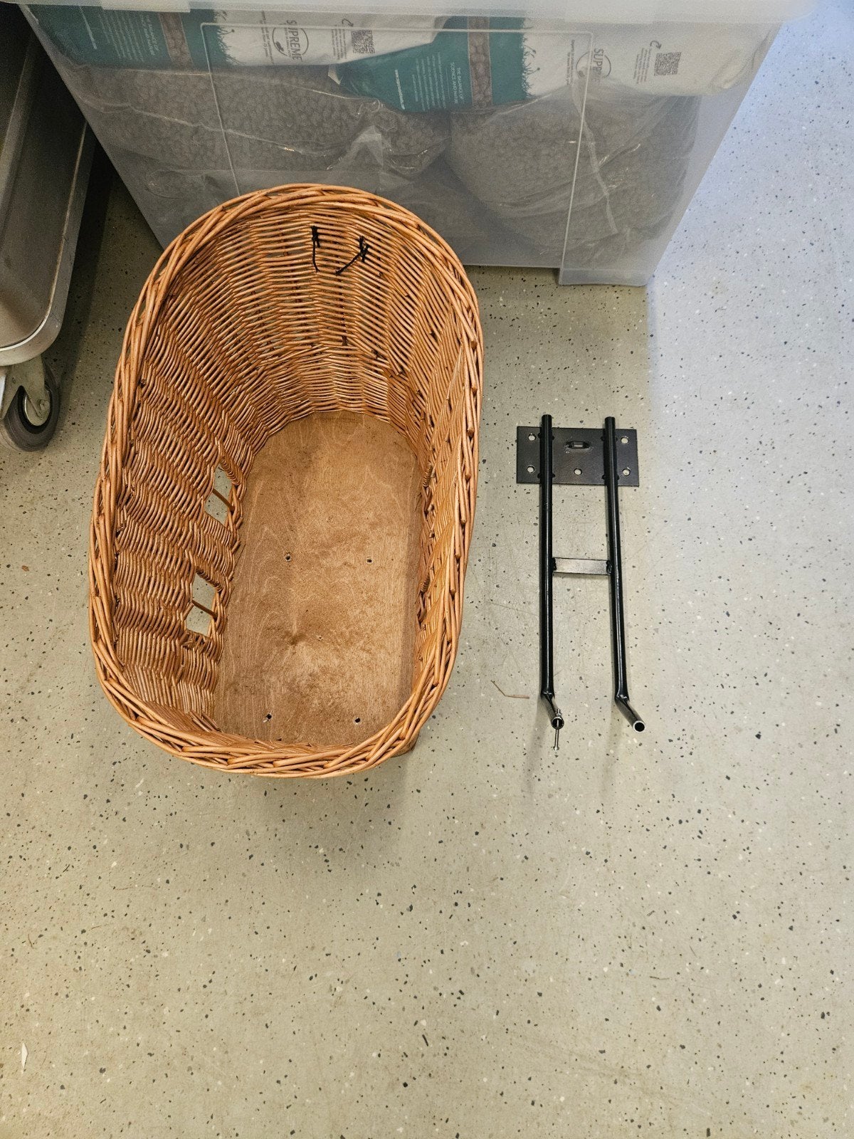 fietsmand hond, Ophalen