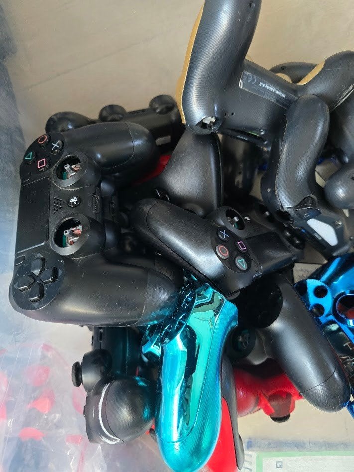 Foto 5 van Grote partij PS4/PS5 controllers + onderdelen/accessoires