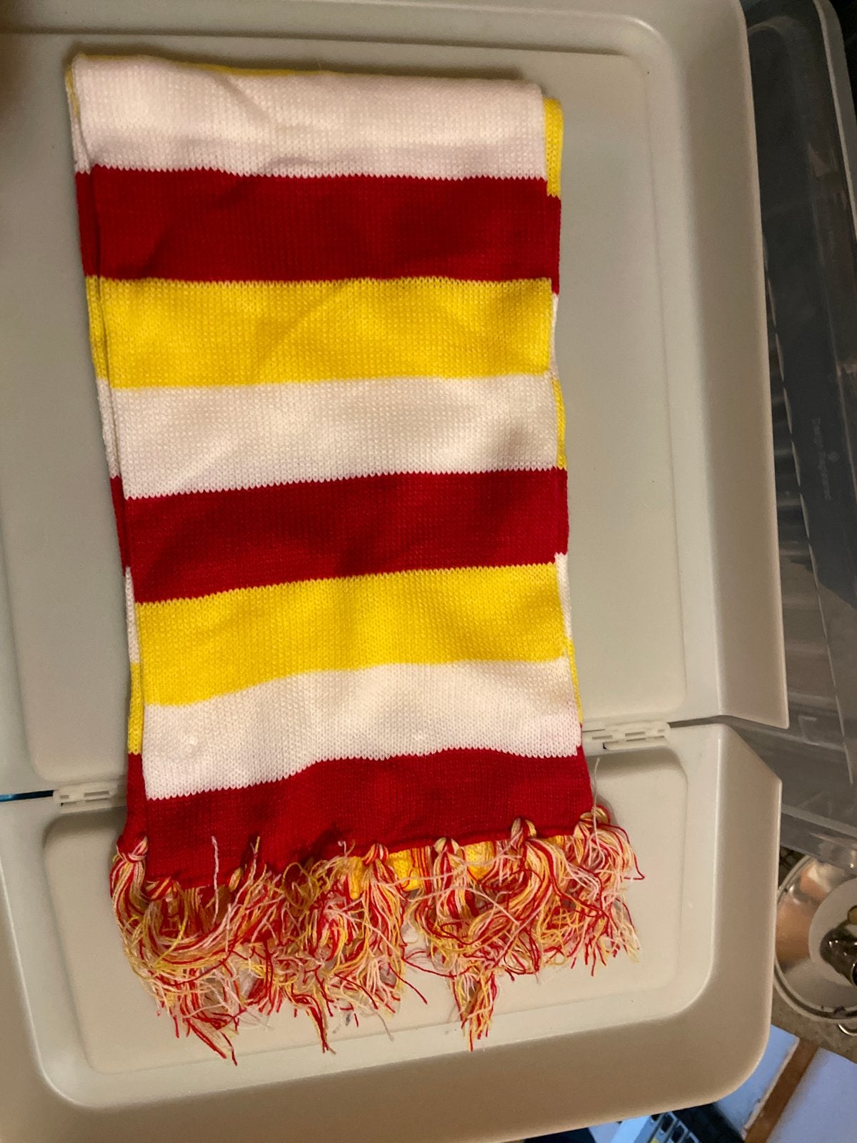 Oeteldonk Sjaal Rood Wit Geel, Ophalen of Verzenden, Zo goed als nieuw, Maat 42/44 (L), Sjaal