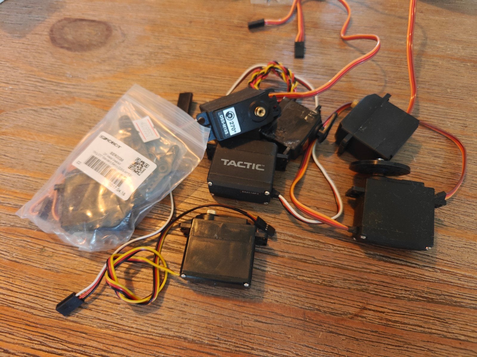 Bundel diverse servo's voor hobbyprojecten, Ophalen of Verzenden, Gebruikt