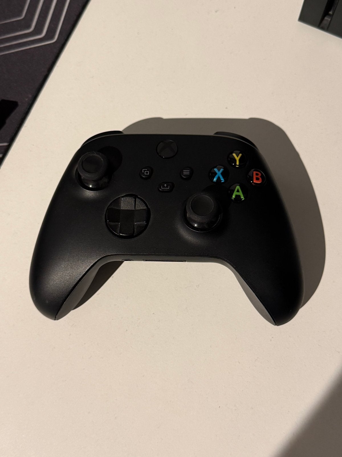 Foto 3 van Xbox Series X met controller en F1 23 game