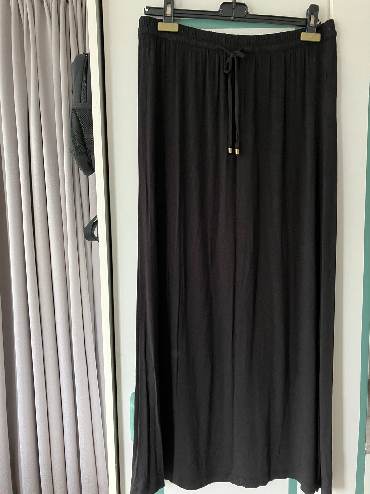 Zwarte rok met elastische boord, Ophalen of Verzenden, Zo goed als nieuw, Zwart, Onder de knie