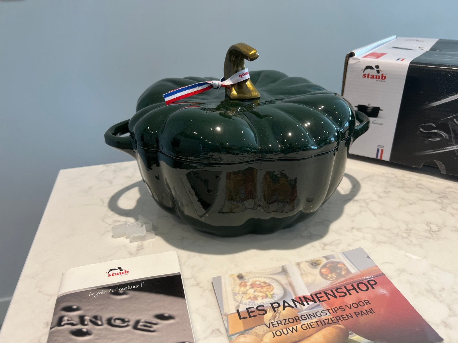 Nieuwe Staub Pompoen 24 cm Basilicum in de doos, Met handvatten, Nieuw, Ophalen of Verzenden, Staub