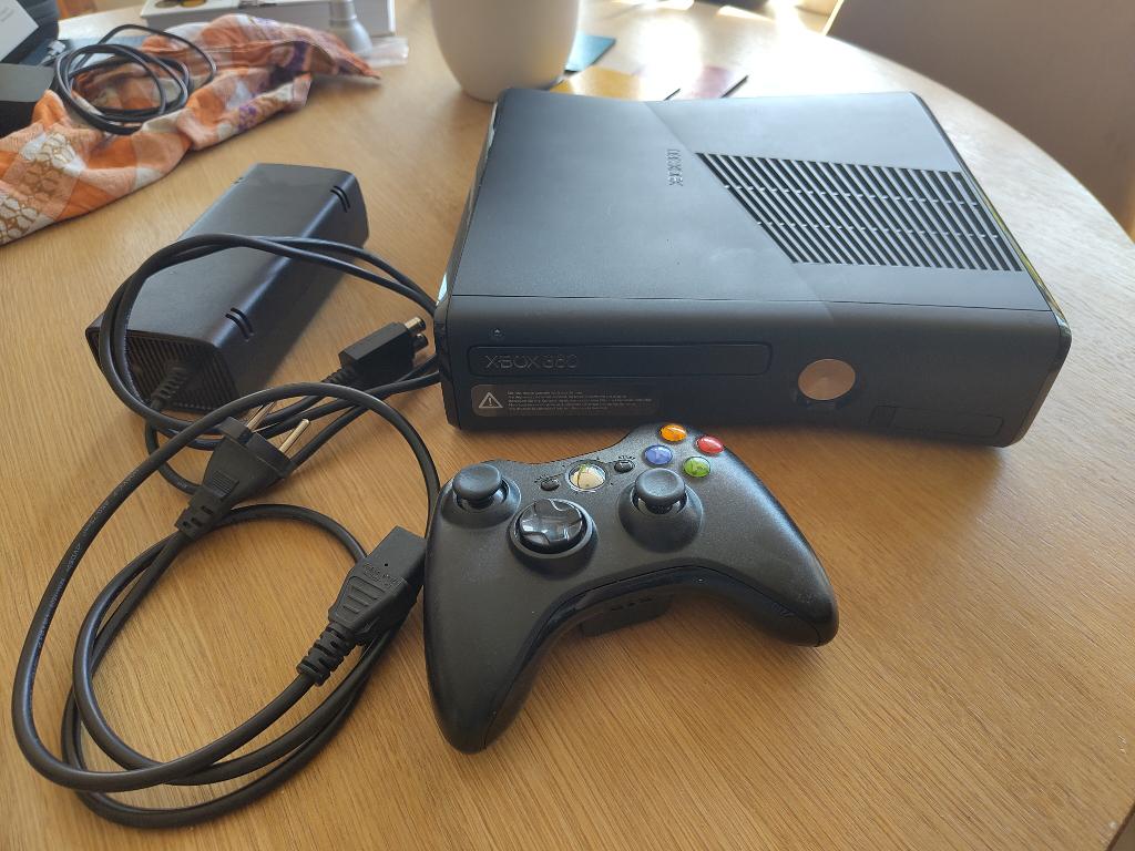 Xbox 360 slim 4 GB + 250 HDD + controller, Spelcomputers en Games, Spelcomputers | Xbox 360, Ophalen, Met 1 controller, 250 GB