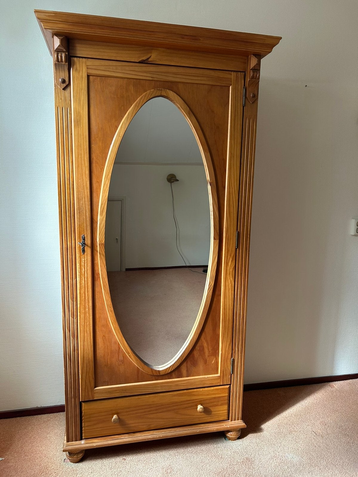 Kast. . Spiegelkast.  Kledingkast., Ophalen