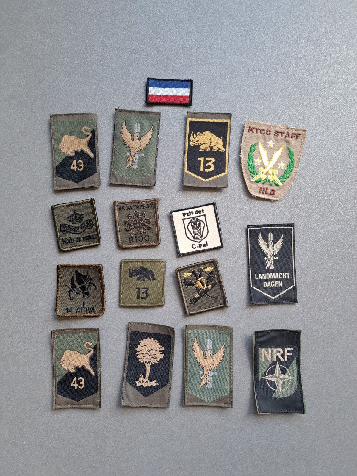 Diverse militaire emblemen en badges - Landmacht, Verzamelen, Ophalen, Landmacht, Nederland, Embleem of Badge