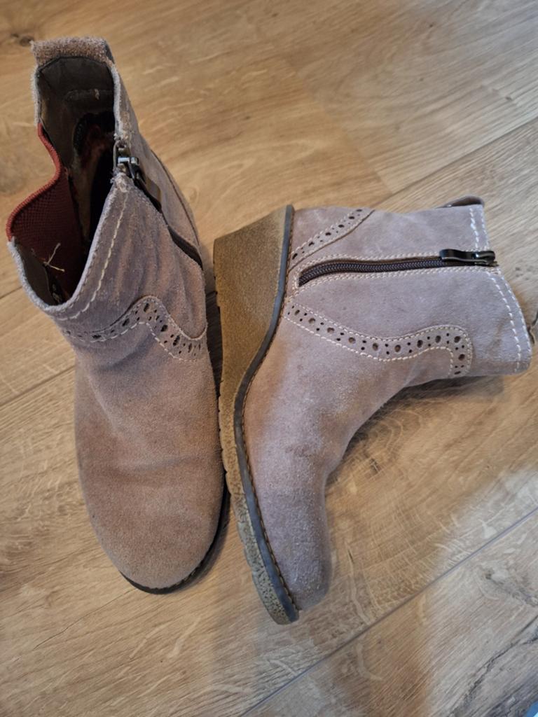 Korte laarzen met hak taupe, Beige, Lage of Enkellaarzen, Ophalen of Verzenden, Zo goed als nieuw