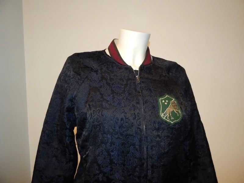 Sandro bomber jack dun gevoerd barok stof embleem 2/M, Kleding | Dames, Jassen | Winter, Maat 38/40 (M), Sandro, Zo goed als nieuw