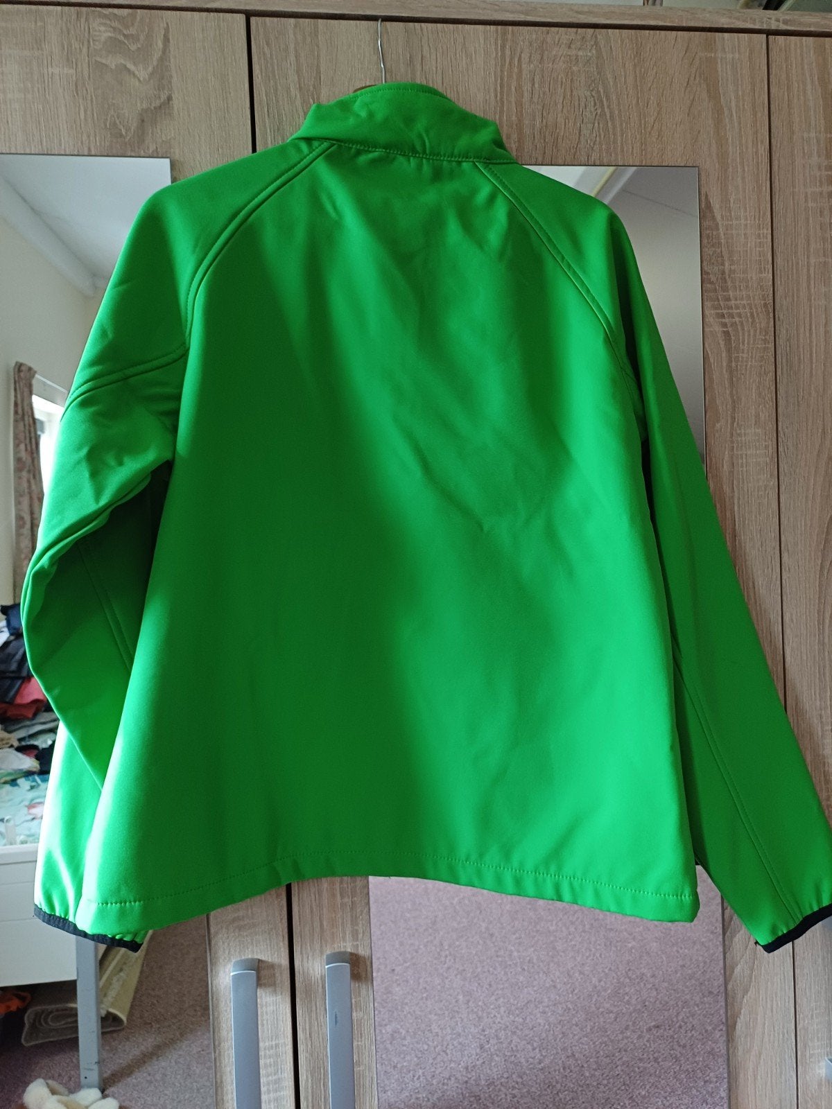 Nieuwe groene softshell jas maat XL, Kleding | Dames, Jassen | Winter, Ophalen of Verzenden, Nieuw, Maat 42/44 (L), Groen
