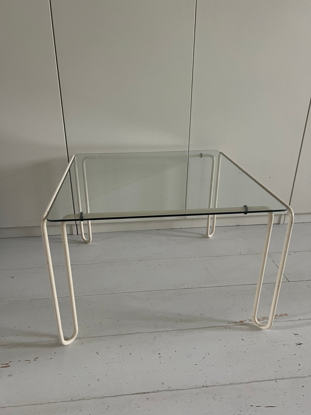 Glazen salontafel met wit metalen onderstel, Ophalen, Gebruikt, Vierkant, 50 tot 100 cm