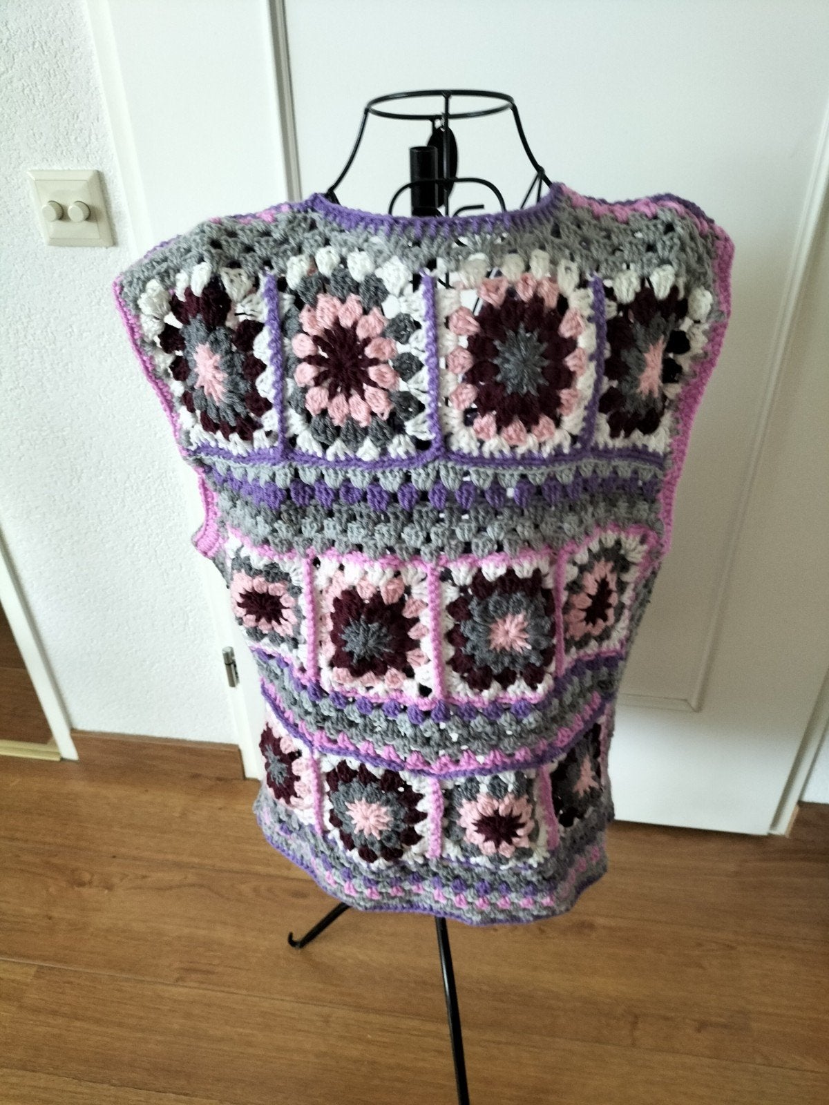 Handgehaakt Granny square giletvest mt.L/XL, Kleding | Dames, Overige kleuren, Lobeau, Maat 42/44 (L), Nieuw