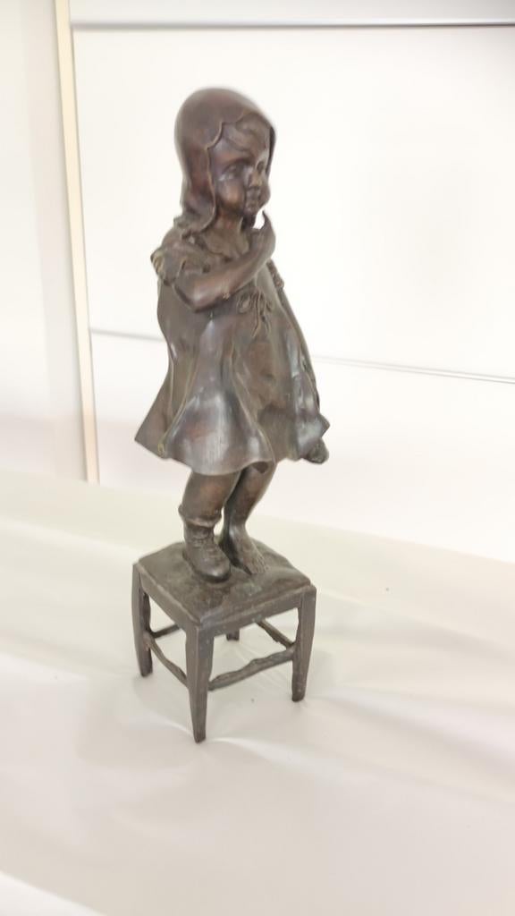 Antiek bronzen beeldje van meisje op krukje, Juan Clara, Ophalen of Verzenden