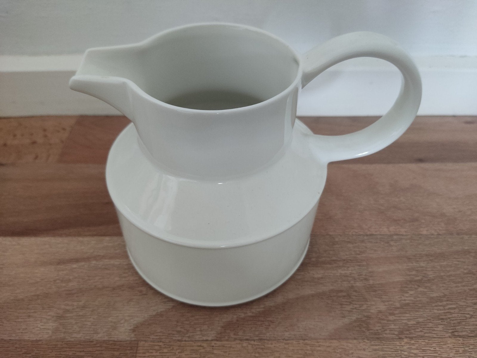 Wedgwood Midwinter melkkan (13 cm hoog)., Ophalen of Verzenden, Zo goed als nieuw, Wit, Steen/keramiek