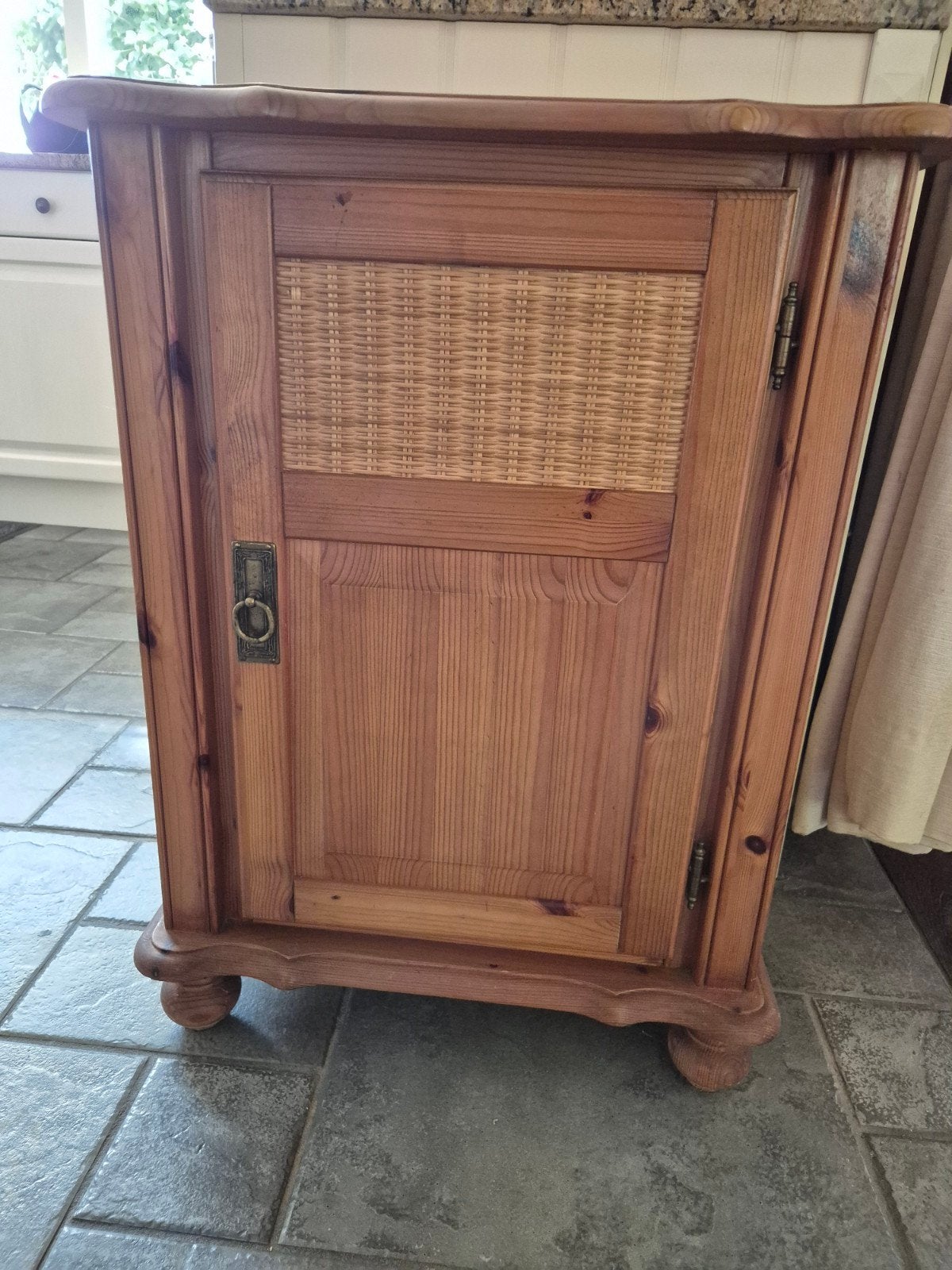 Klein houten kastje met rieten detail, Ophalen, Gebruikt