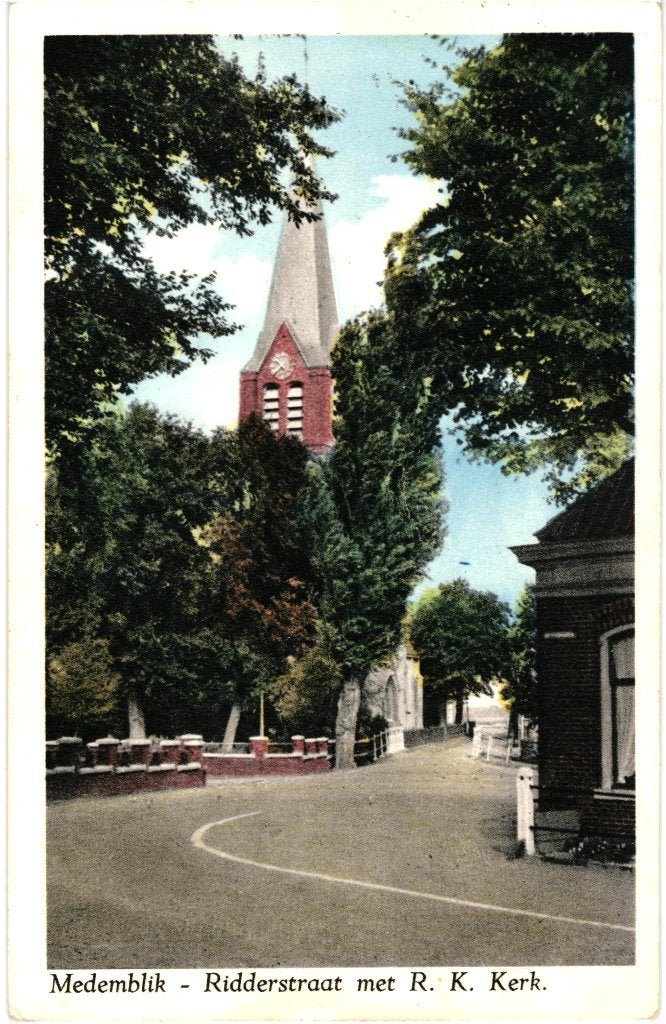 936185 Medemblik Ridderstraat RK Kerk 1951 Gelopen met zegel, Verzamelen, Ophalen of Verzenden, 1940 tot 1960, Gelopen, Noord-Holland