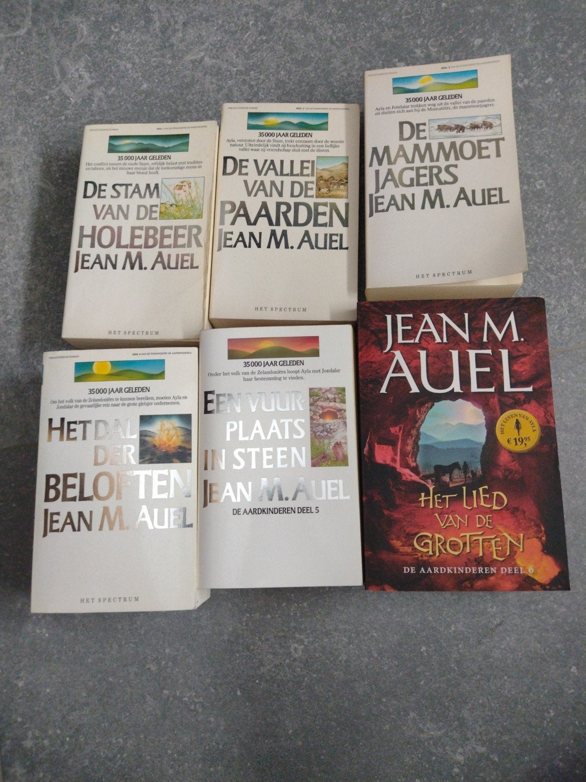 De Aardkinderen van Jean M. Auel, Ophalen, Gelezen, Jean M. Auel