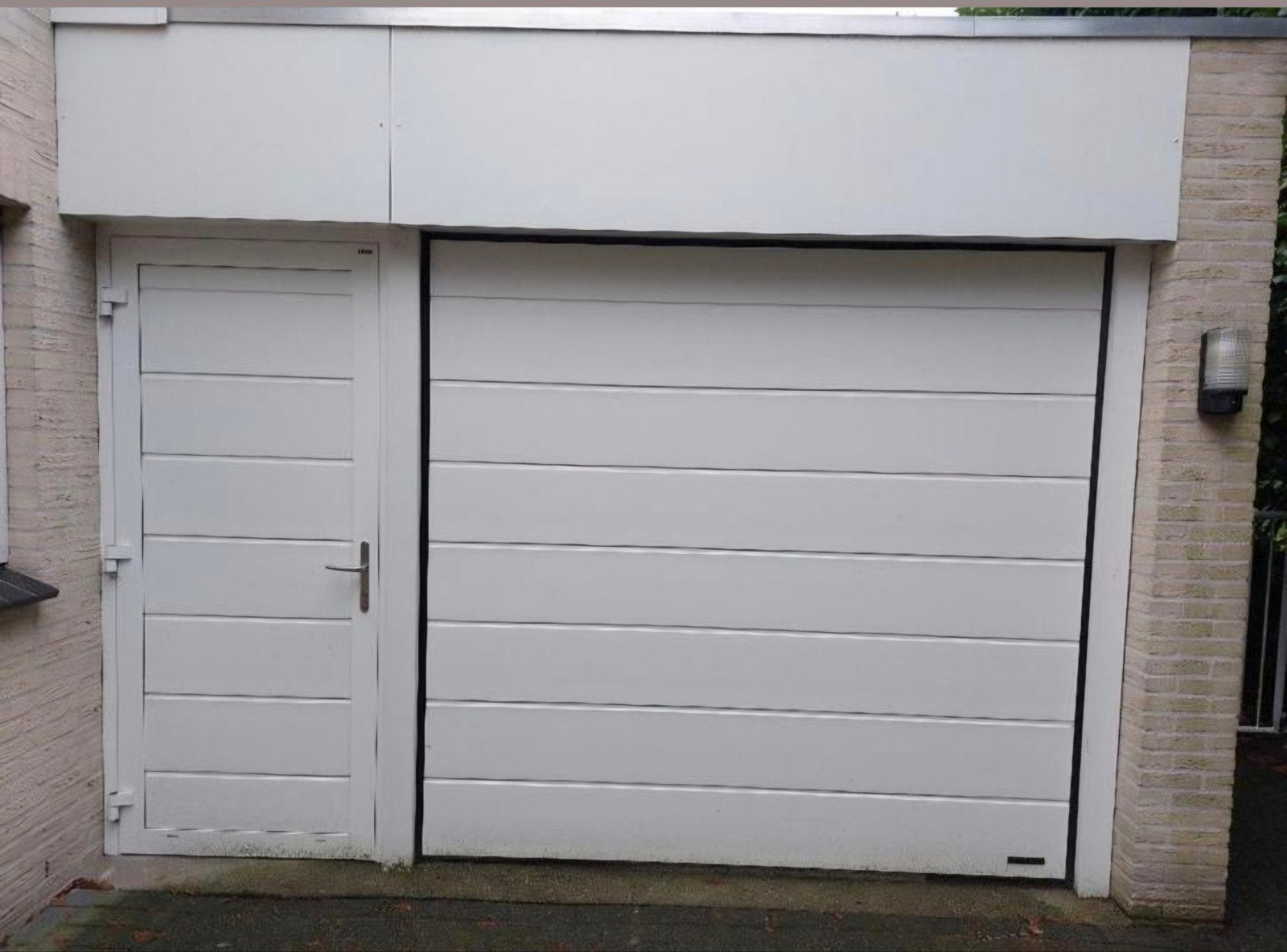 ZGAN Sectionaaldeur 230 x 220 elektr. met loopdeur uit 2023, Doe-het-zelf en Verbouw, Deuren en Horren, Zo goed als nieuw, Garagedeur