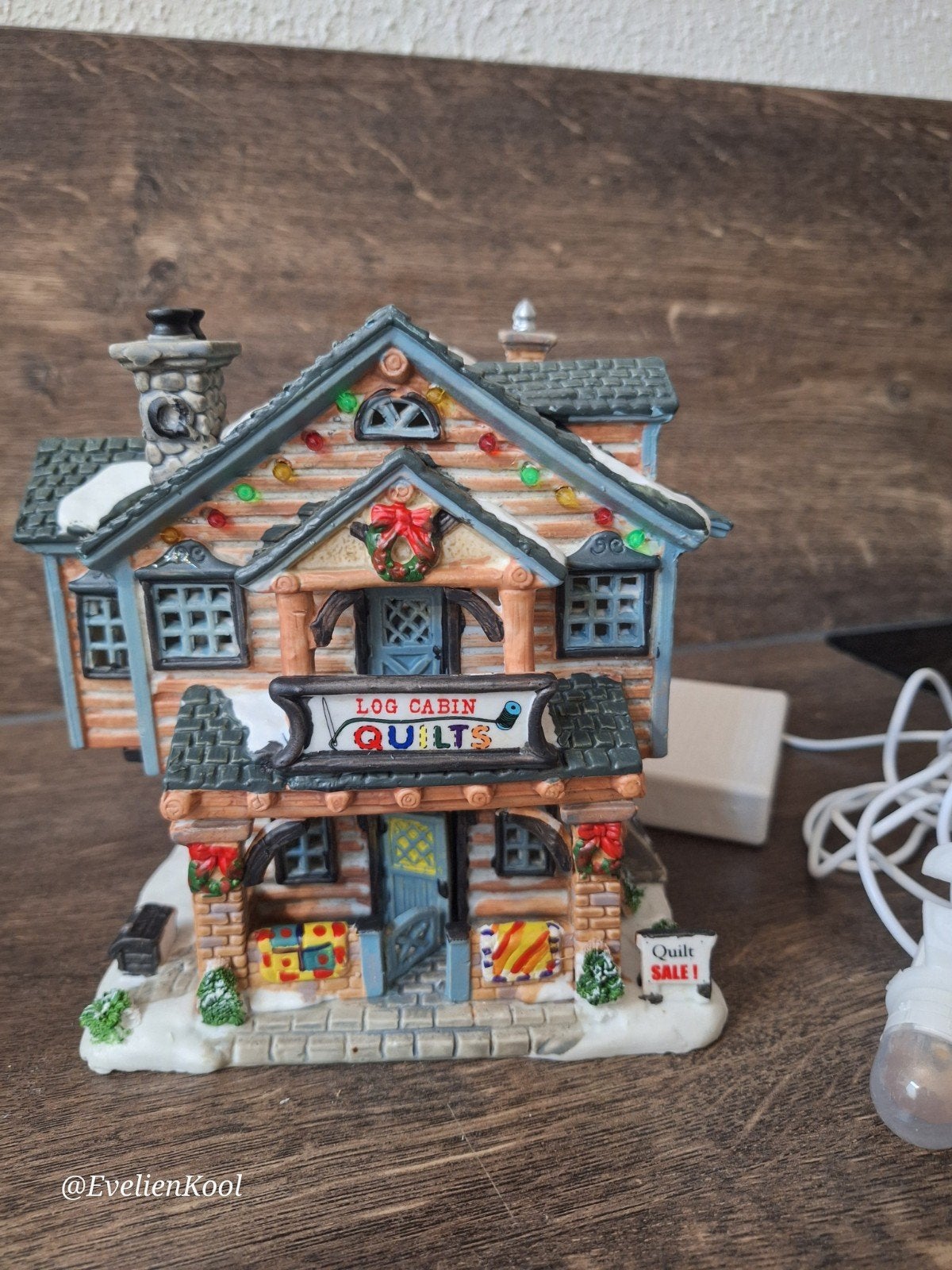 Lemax: Log Cabin Quilts, Ophalen of Verzenden, Gebruikt
