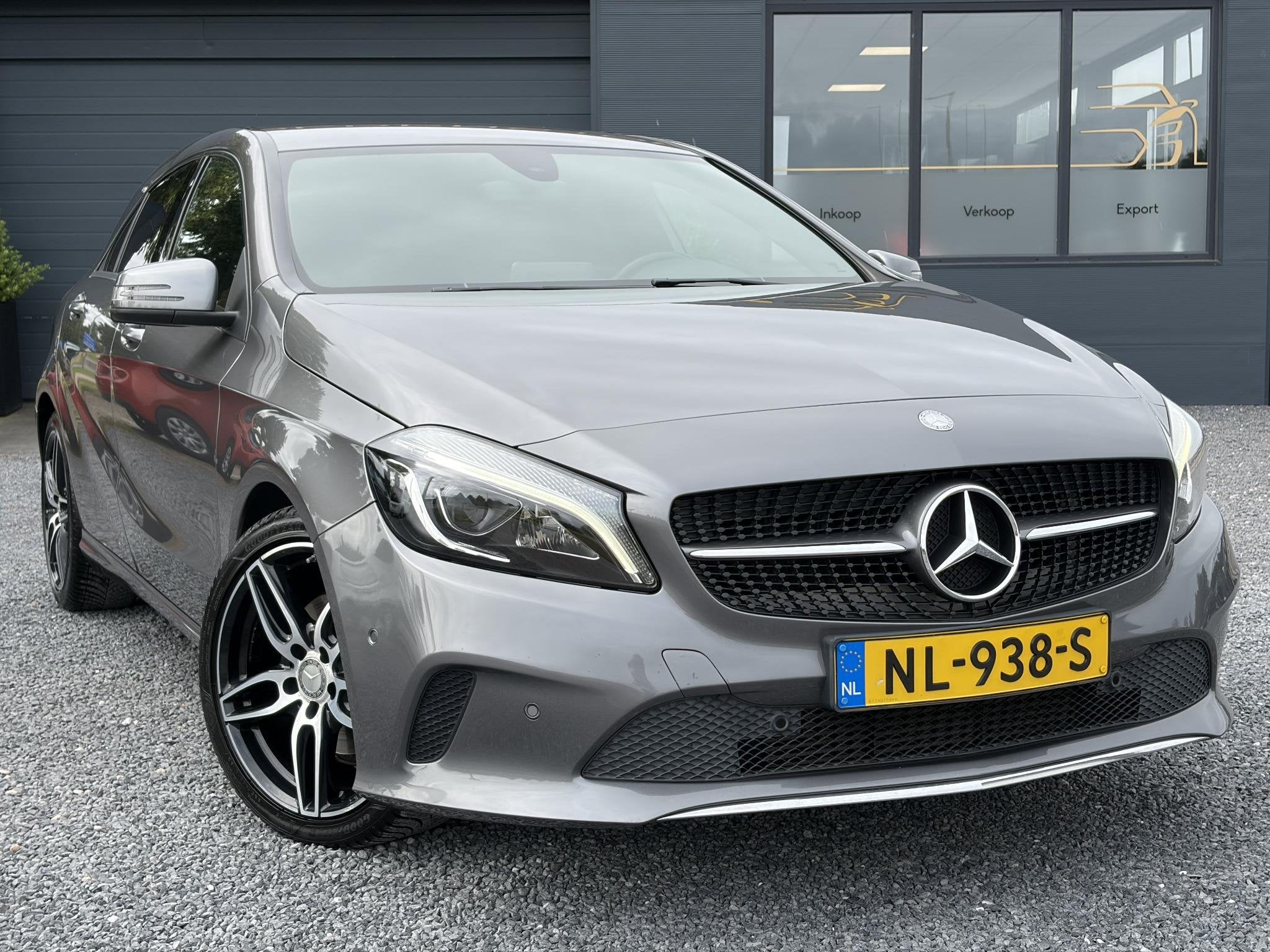 Mercedes-Benz A-klasse 180 Business Solution 2e EigenaarDeal, Voorwielaandrijving, Gebruikt, 4 cilinders, Leder en Stof
