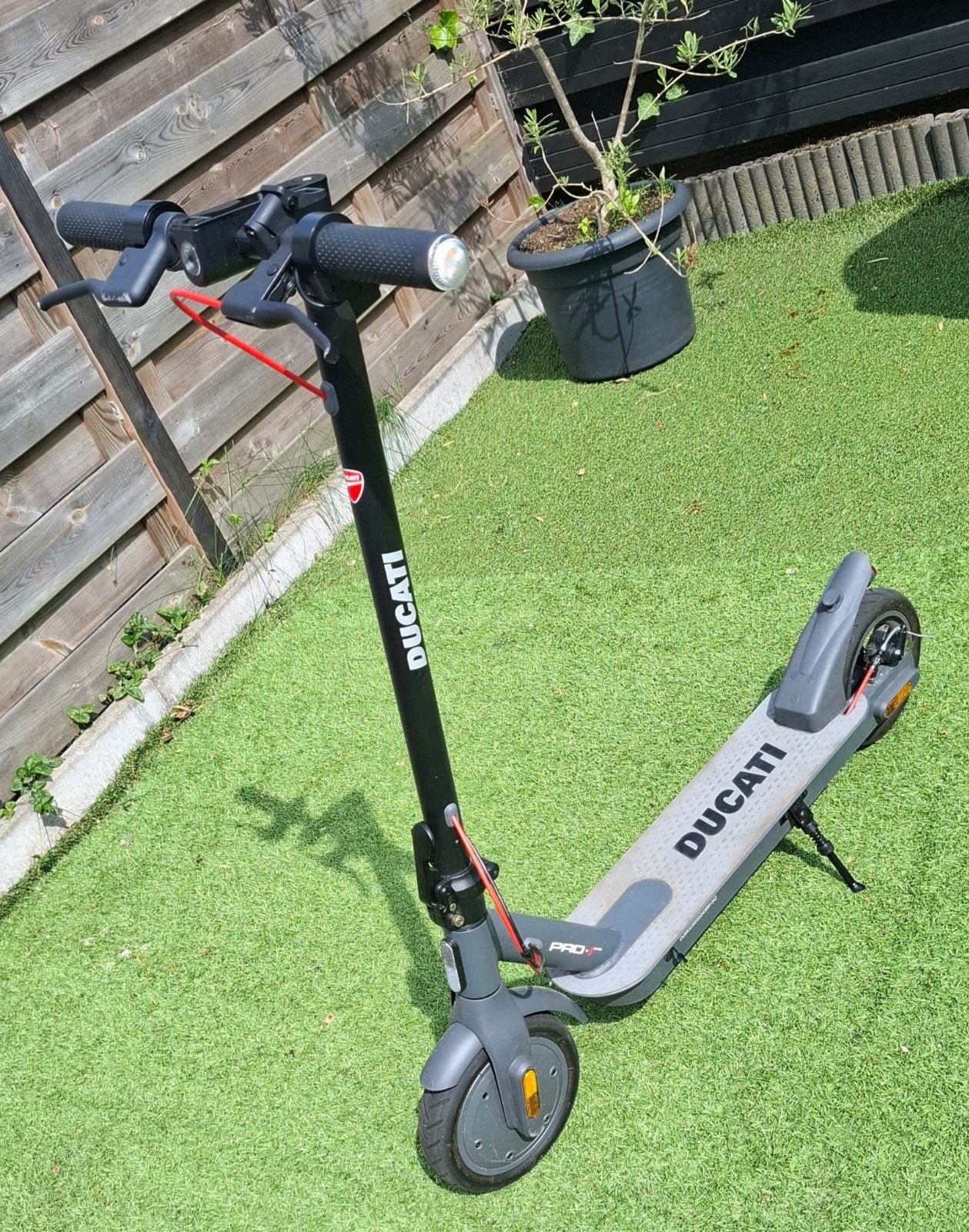 ducati pro 1evo max (inklapbaar), Fietsen en Brommers, Steps, Ophalen, Zo goed als nieuw, Elektrische step (E-scooter)
