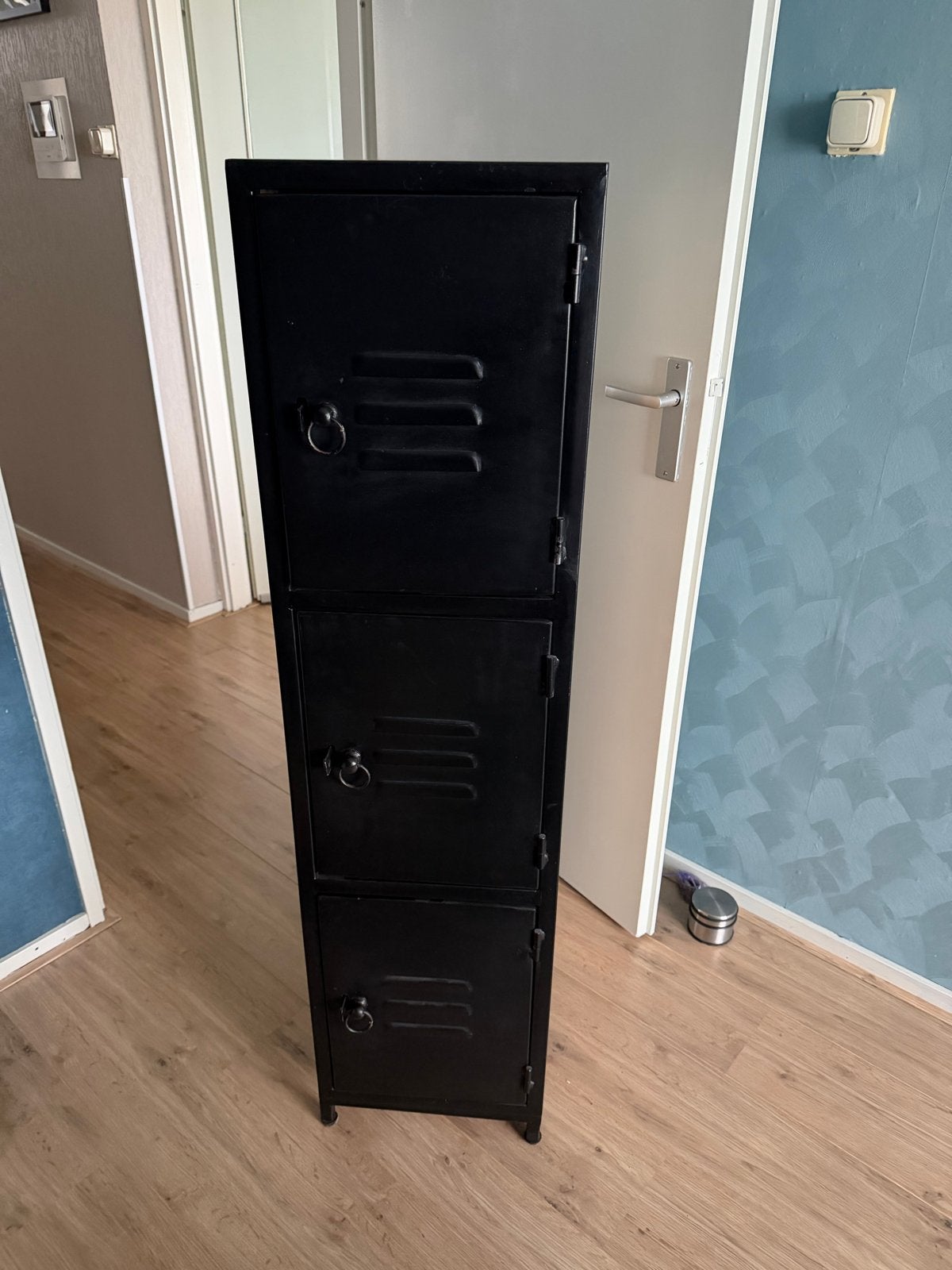 Industriële locker kast met 3 deuren - Zwart/Hout, Ophalen, Zo goed als nieuw