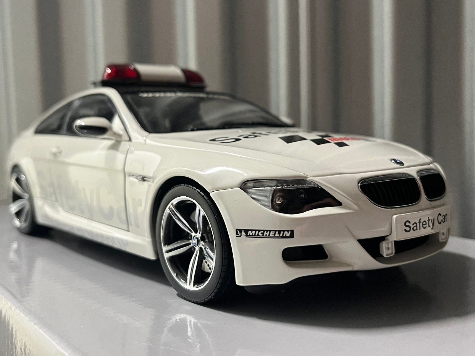 BMW M6 V10 Kyosho wit MotoGP Safetycar 2006, Hobby en Vrije tijd, Modelauto's | 1:18, Ophalen of Verzenden, Zo goed als nieuw