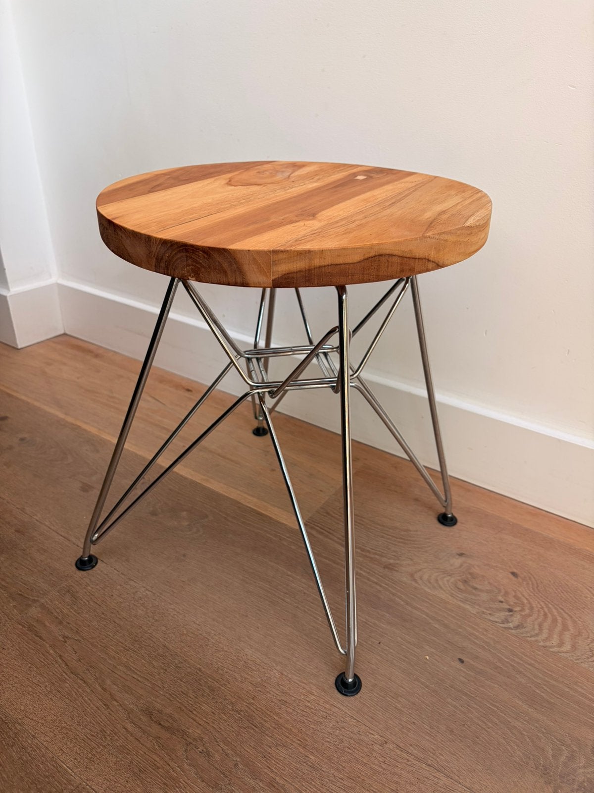 Bijzet Tafeltje met Eames onderstel, Minder dan 55 cm, Rond, Nieuw, Ophalen