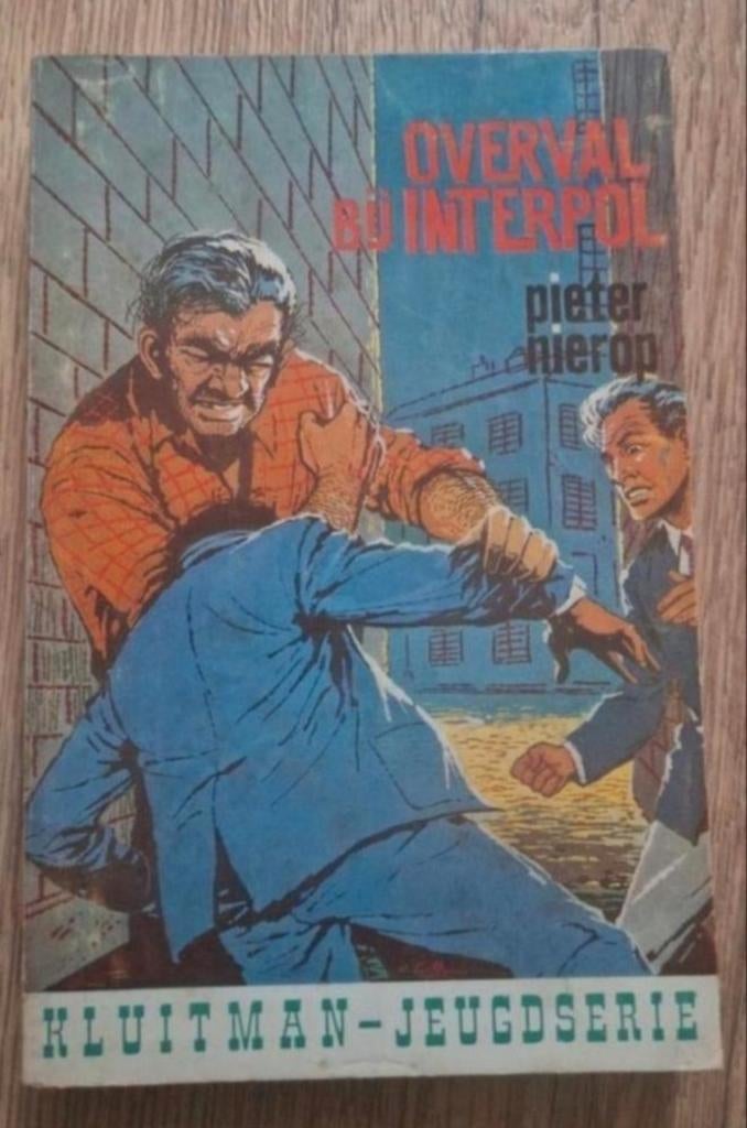 Overval bij Interpol van Pieter Nierop kluitman, Boeken, Ophalen of Verzenden, Gelezen